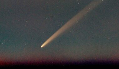 Real photo of comet C/2023 A3 Tsuchinshan-ATLAS crossing the night sky with a long bright tail