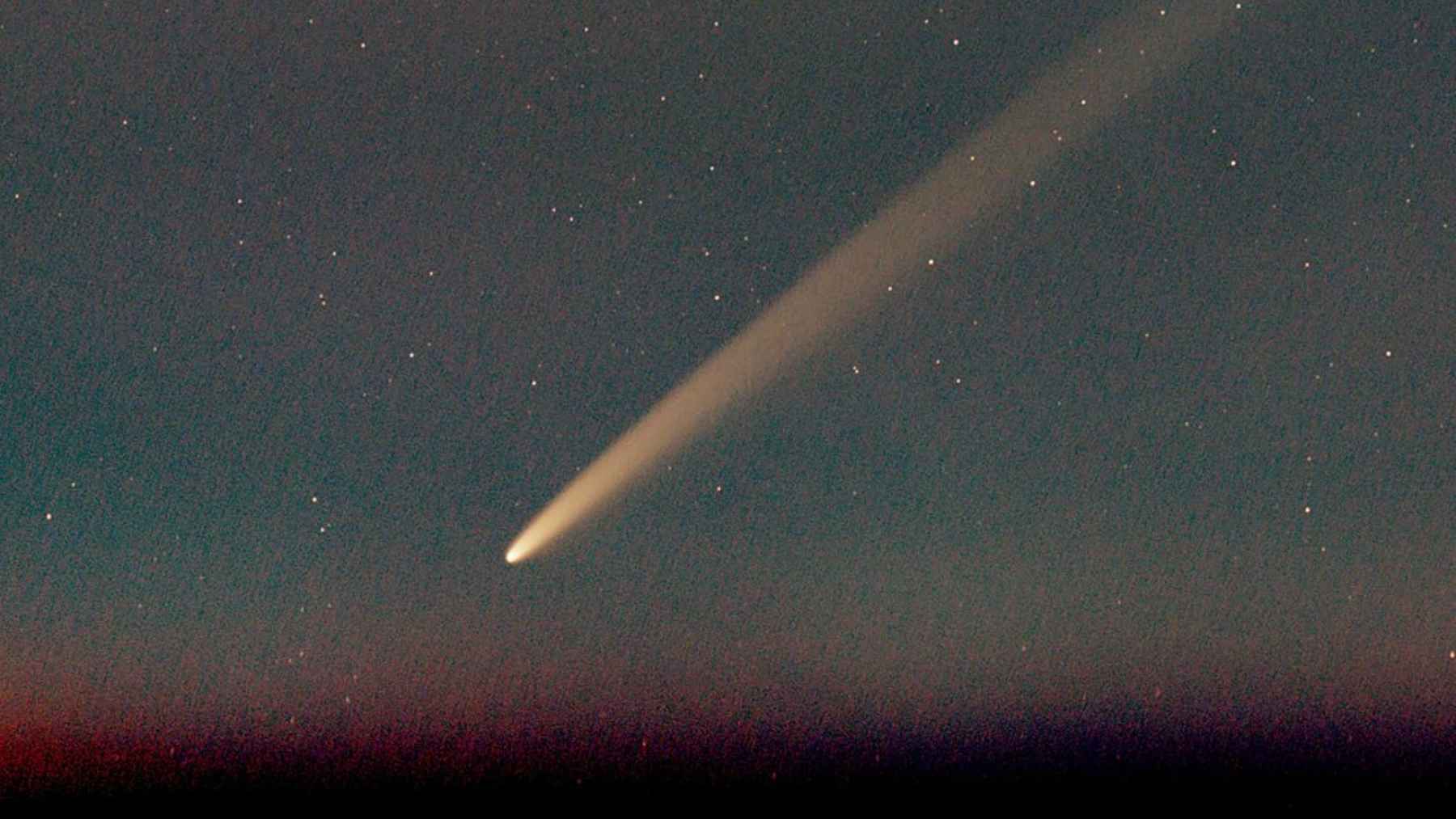 Real photo of comet C/2023 A3 Tsuchinshan-ATLAS crossing the night sky with a long bright tail