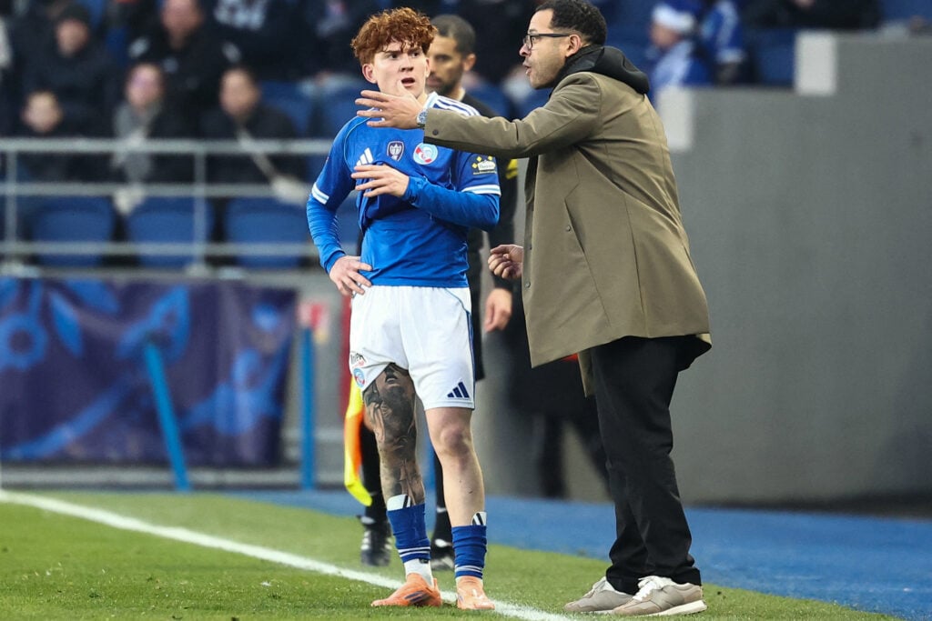 Strasbourg's British head coach Liam Rosenior (L) speaks with Strasbourg's Argentine defender #08 Valentin Barco