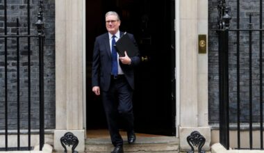 Note shows No. 10 told Starmer to wait for security clearances before appointing Mandelson – POLITICO