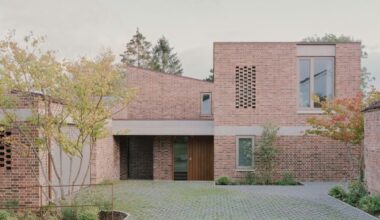 Sandy Rendel Architects completes West Sussex bungalow replacement