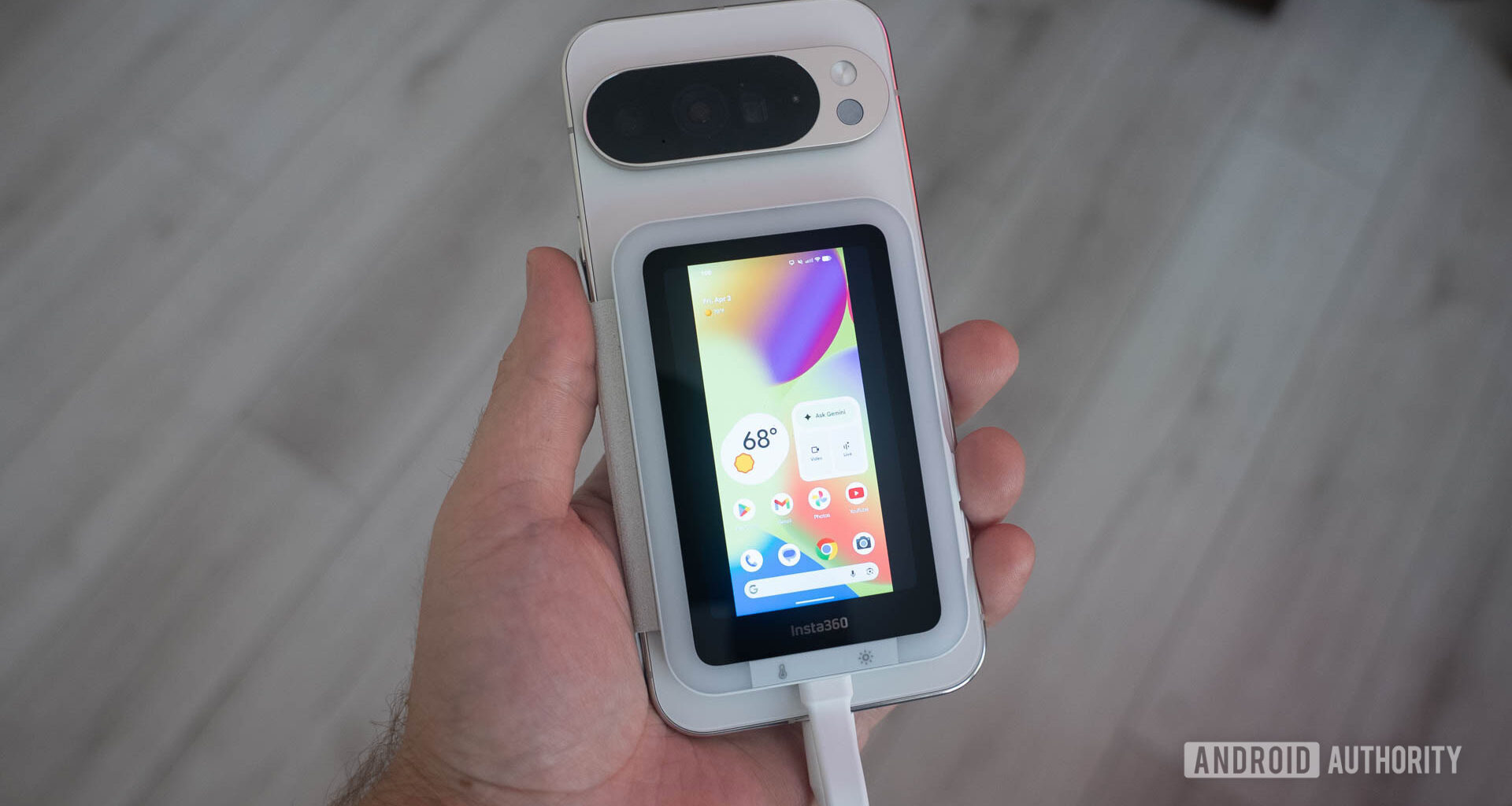 This magnetic selfie screen is Google Pixel friendly