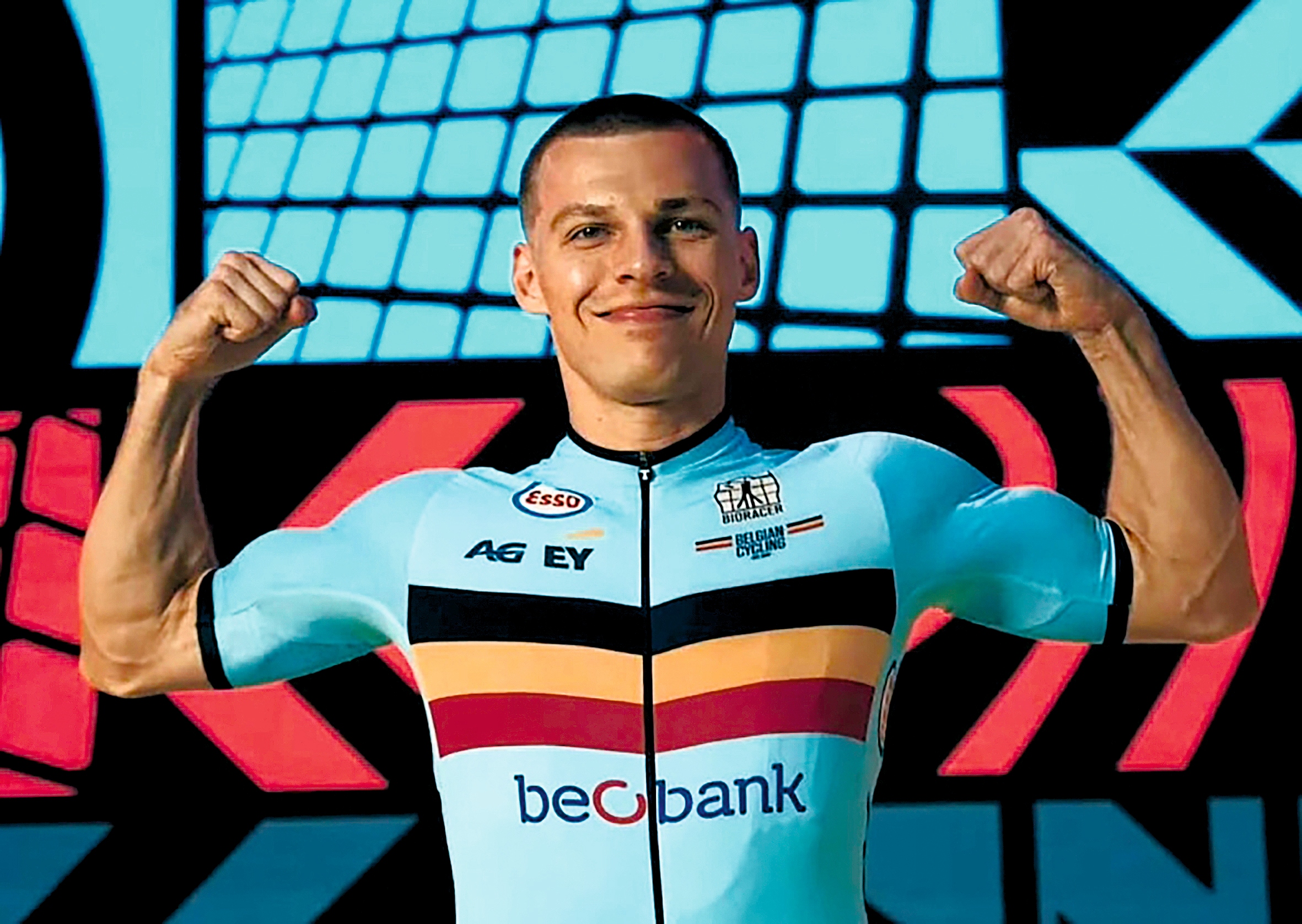 Ruben Dhondt flexing his muscles