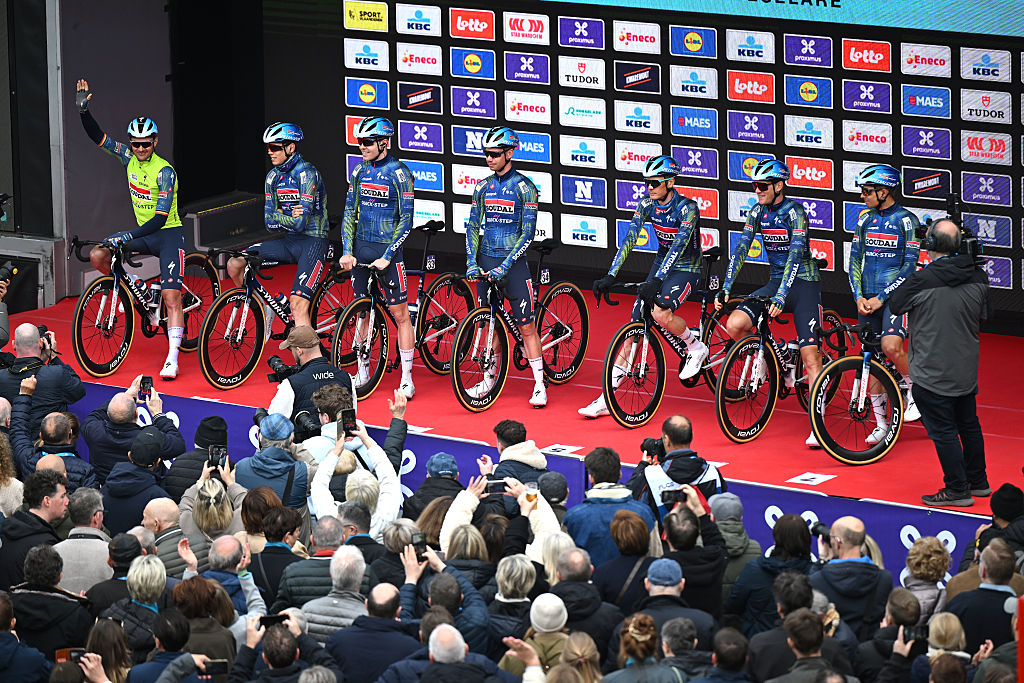 2026 Dwars door Vlaanderen: Soudal-Quick Step at the sign-on