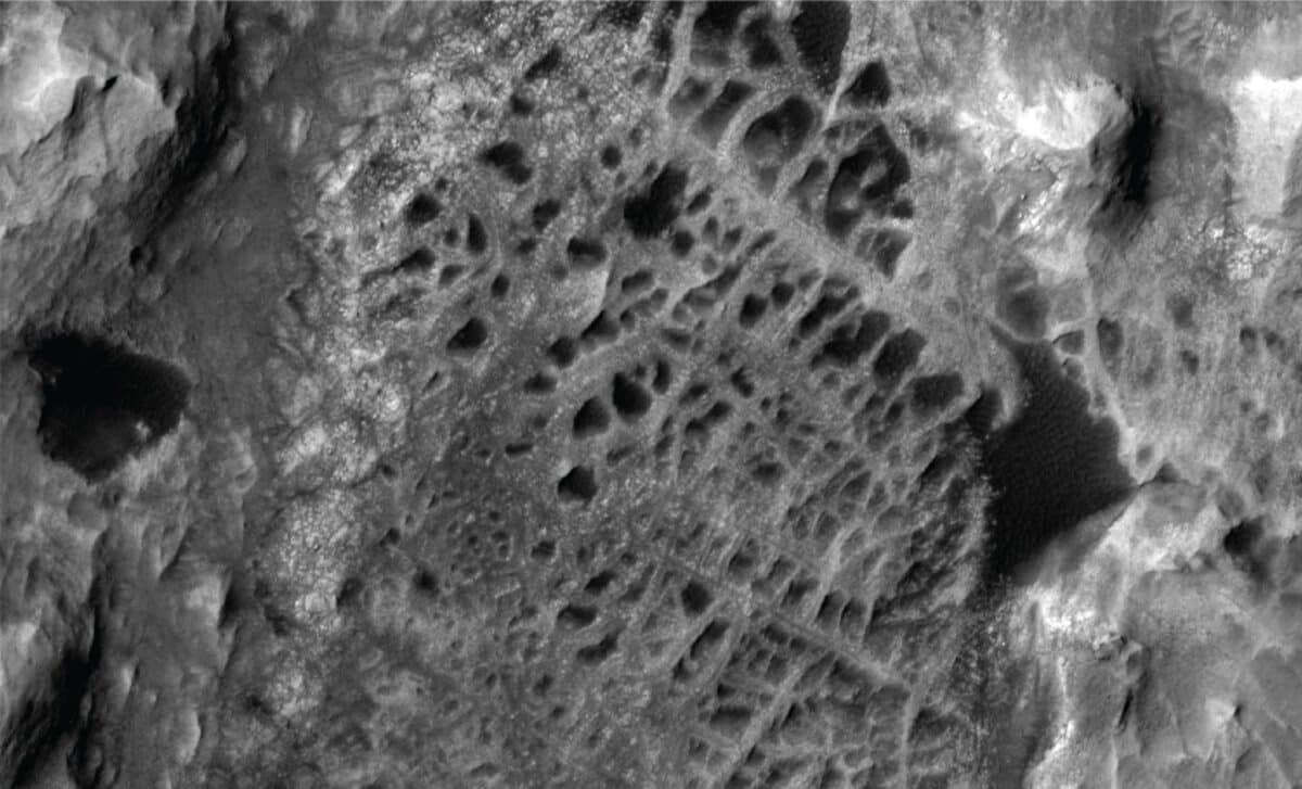 Nasa Spots A Giant Spiderweb Like Structure On Mars, And It May Reveal How Long Water Lasted