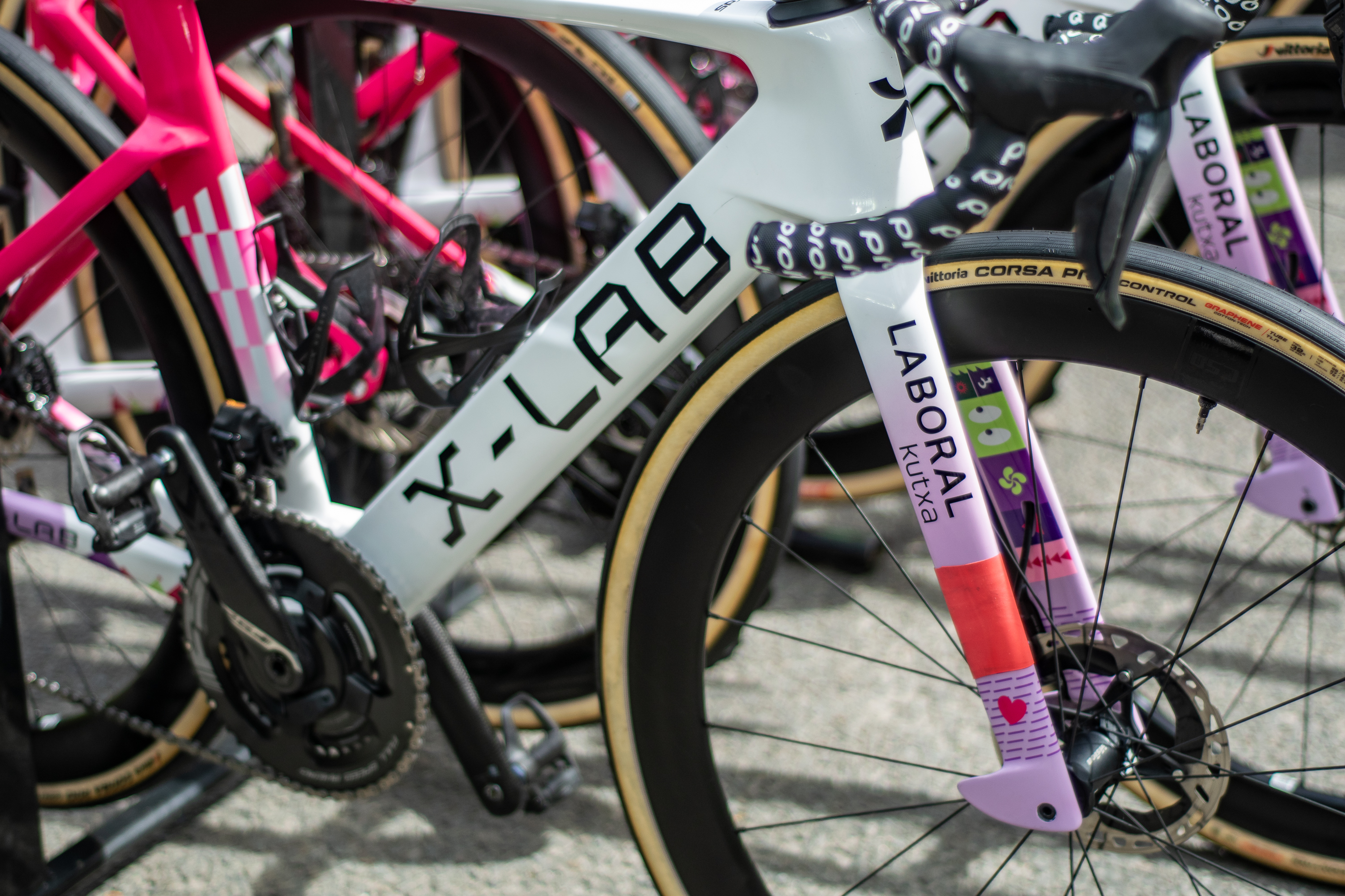 Bikes and tech from the start of Paris-Roubaix Femmes 2026