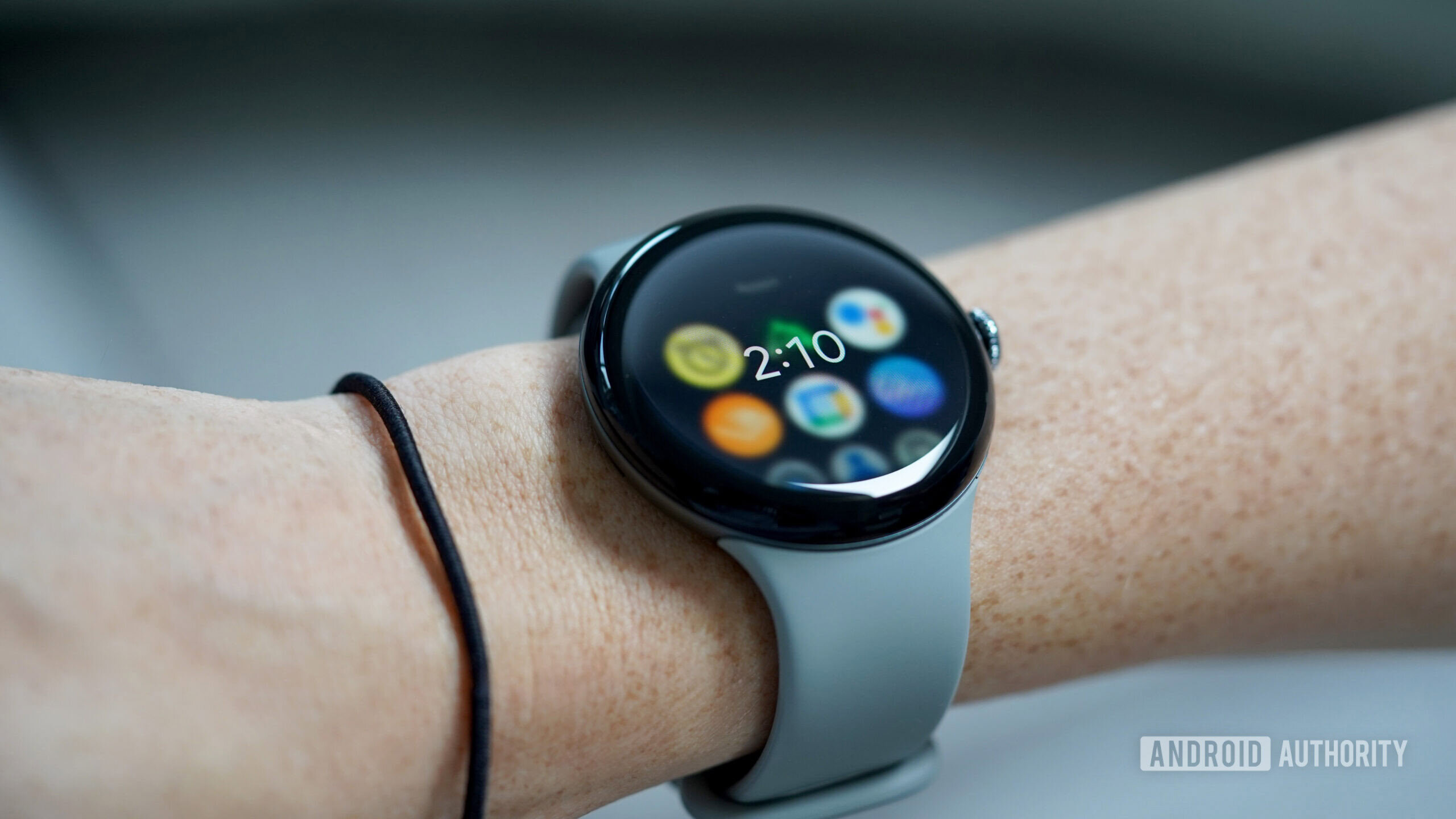 A Pixel Watch 3 displays a user's AOD.