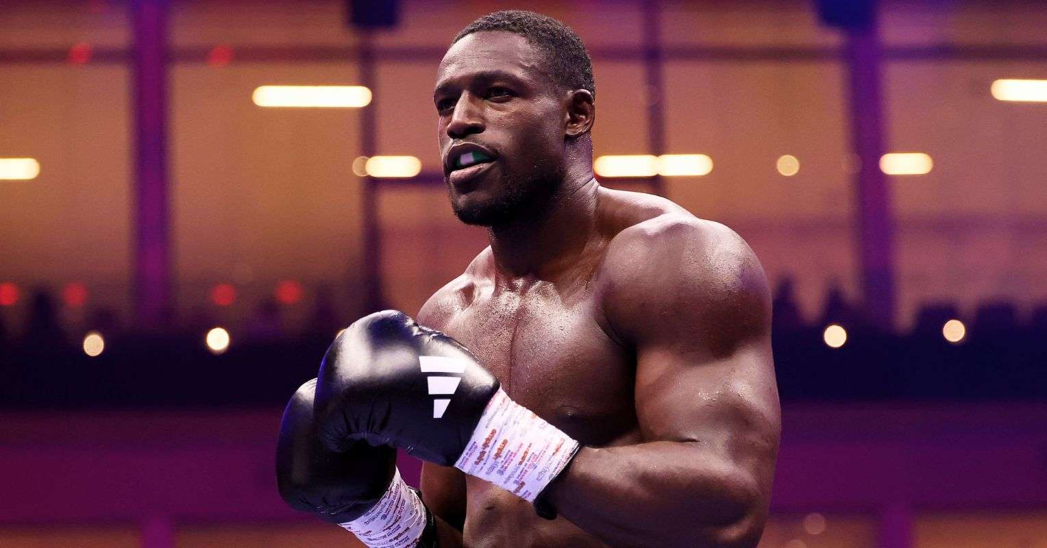 Richard Riakporhe prays for Jeamie TKV ahead of British title fight