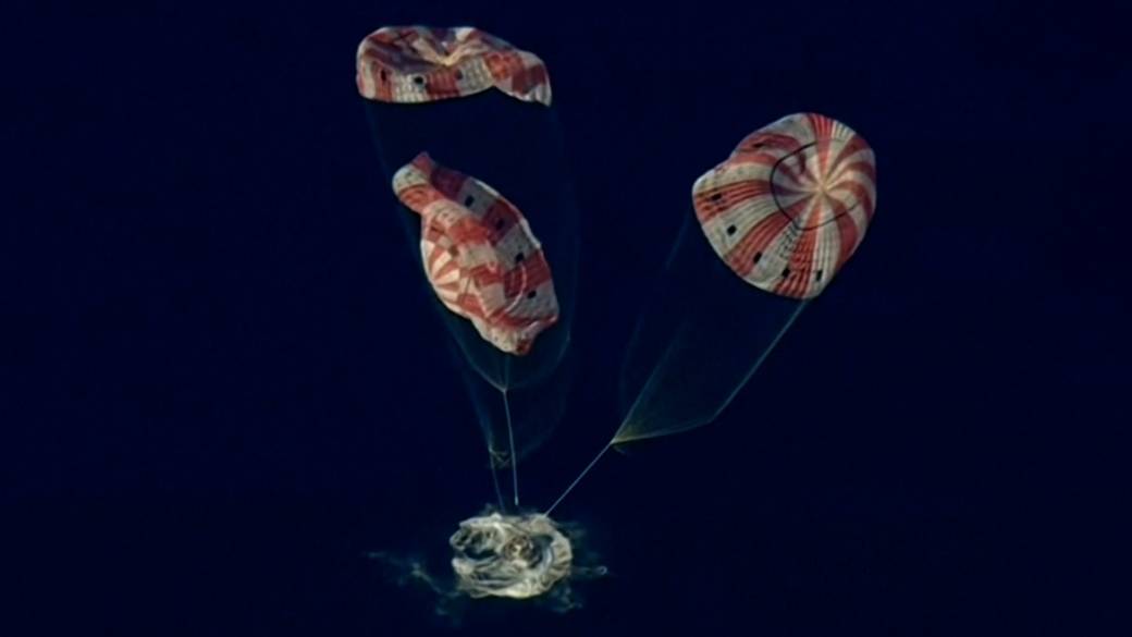 Click to play video: 'Artemis II returns: NASA’s Orion spacecraft splashes down on Pacific Ocean after 10-day moon mission'