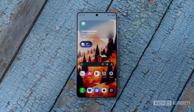 Samsung Galaxy S26 Ultra showing One UI home screen.