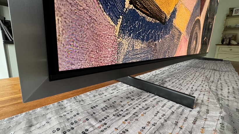 Samsung QE77S99H feet detail