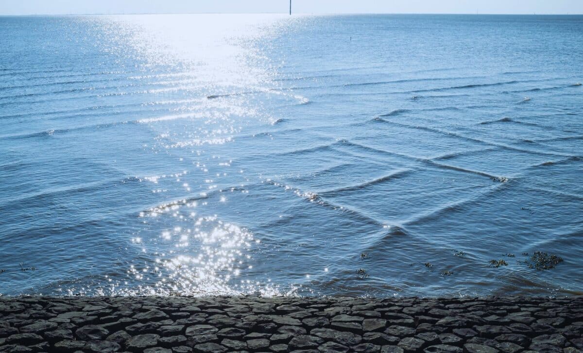 Square Waves Suddenly Appear On Lake Michigan Revealing A Little Known Water Phenomenon