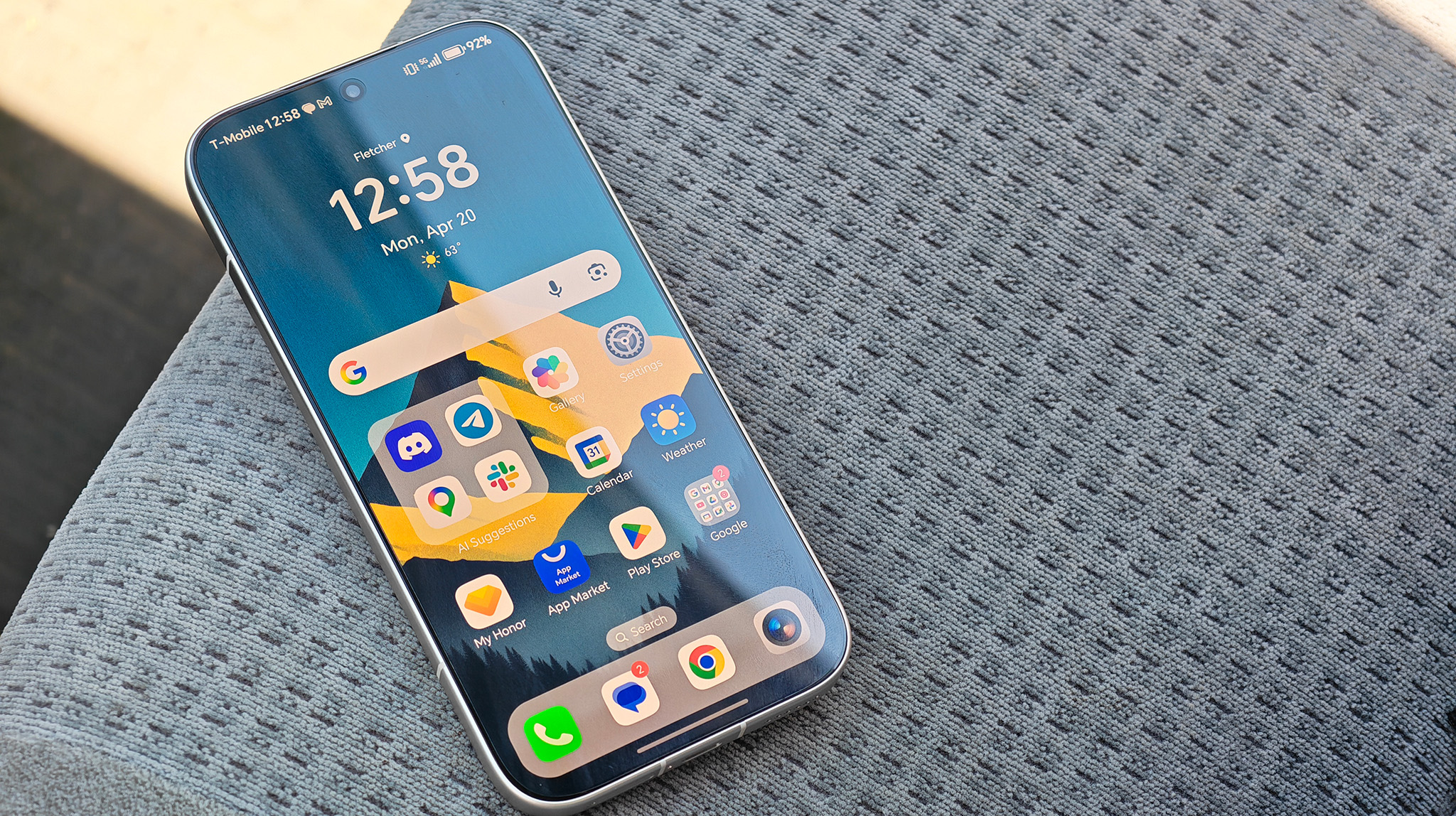 The Honoor 600's home screen with a yellow mountain wallpaper from the Backdrops app