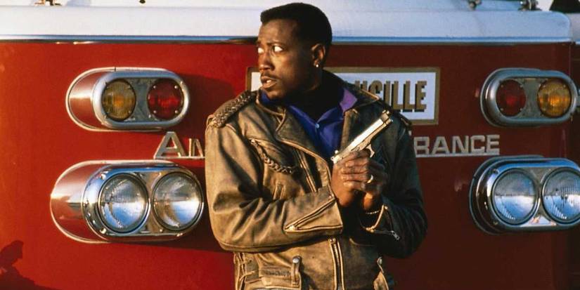 Wesley Snipes aiming a gun in Passenger 57