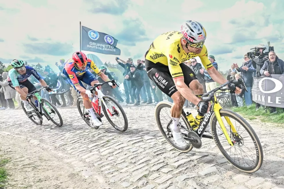 Van Aert Outsprints Pogačar to Win Shambolic, Dramatic, Thrilling Paris-Roubaix