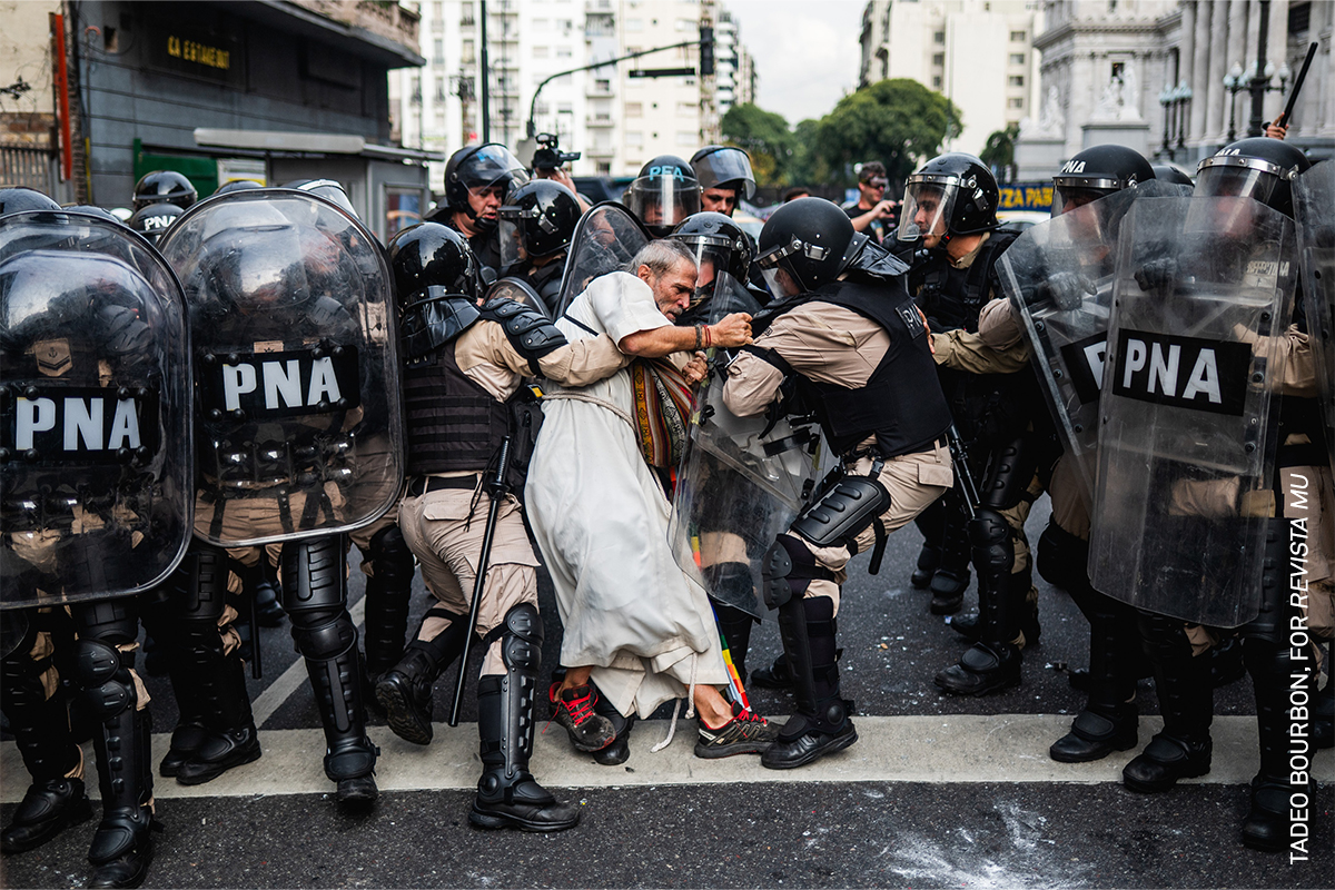 Police detain Father Jorge “Chueco” Romero during a pensioners’ protest. Members of the “Opción por los Pobres” (Option for the Poor) clergy have joined weekly demonstrations against pension freezes