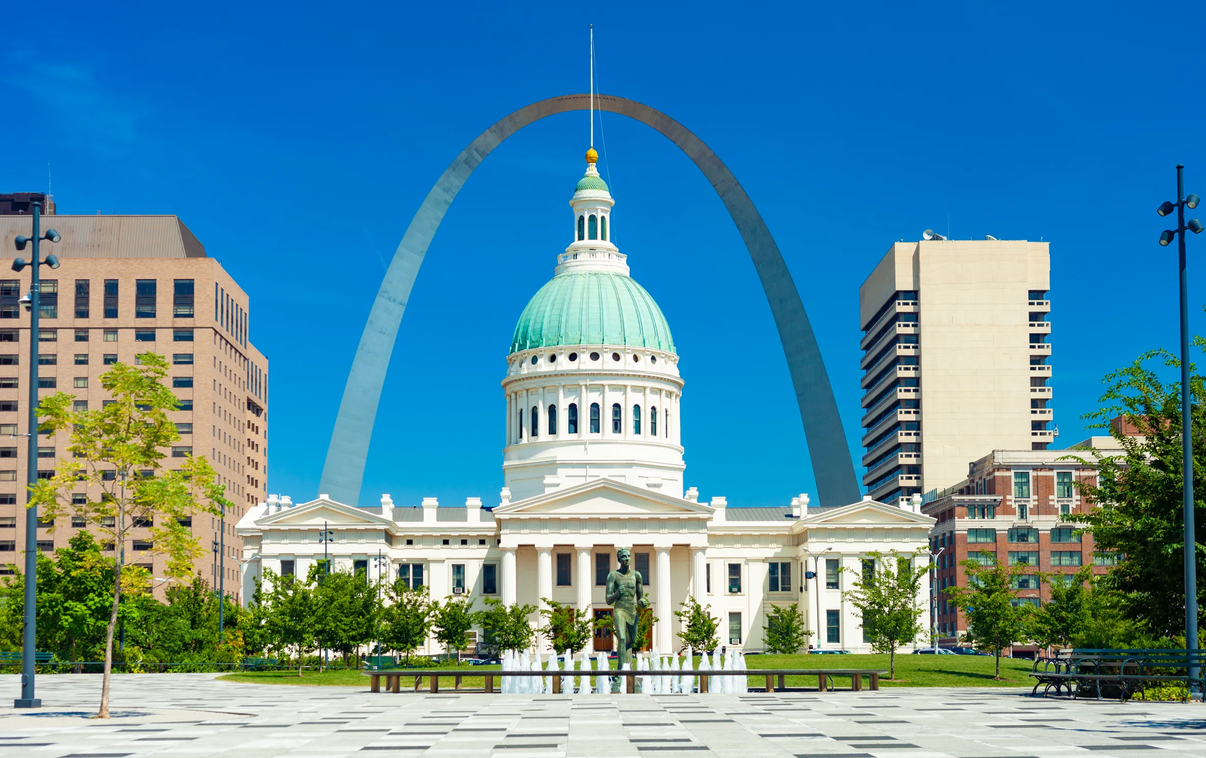 Downtown St. Louis with the Gateway Arch and the Old Courthouse on a sunny day.