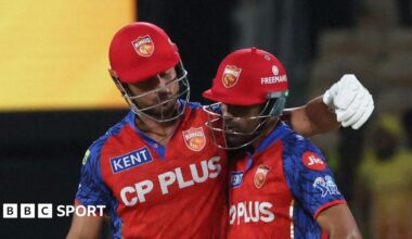 Marcus Stoinis embraces Shashank Singh after Punjab Kings win