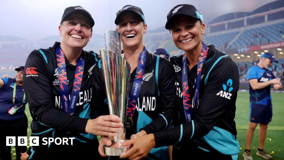 Left to right: Lea Tahuhu, Sophie Devine and Suzie Bates with the Women's T20 World Cup trophy in 2024