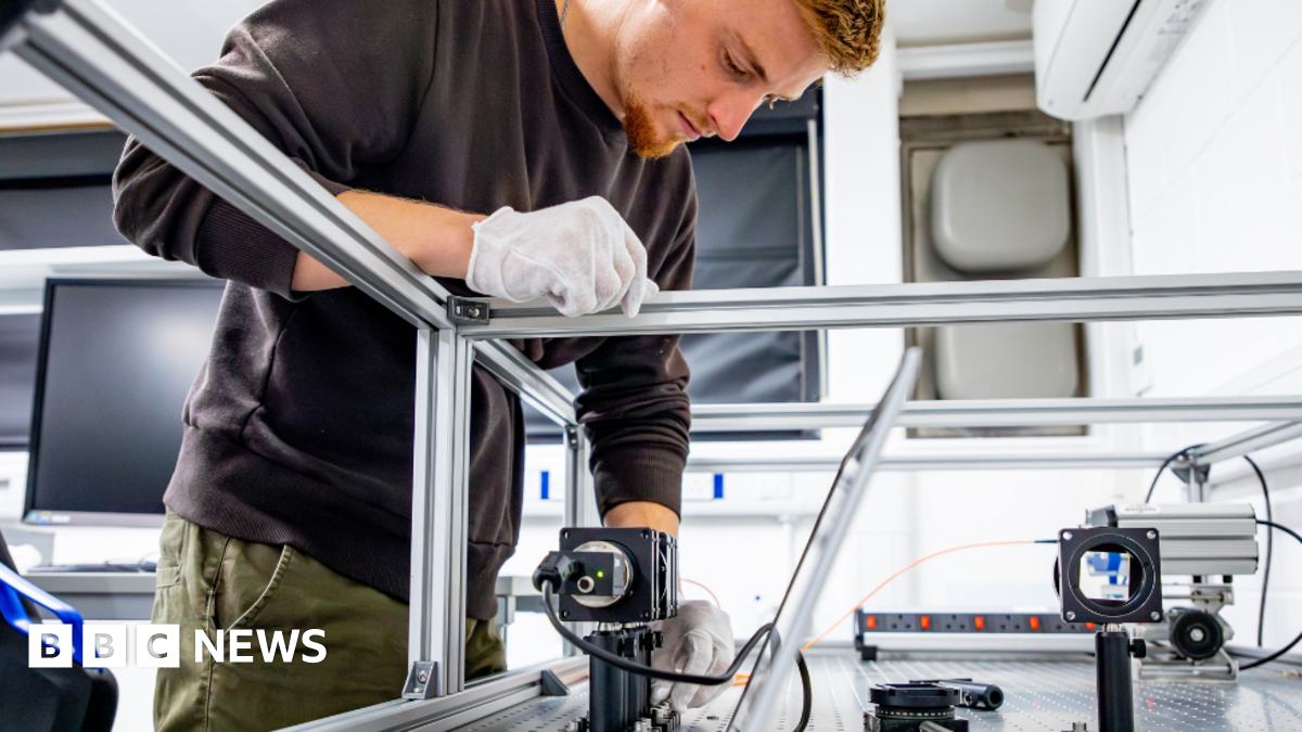 A UKAEA PhD student from University of York, setting up a diagnostic designed to measure the magnetic field of a plasma in the DICE facility at the UKAEA’s Culham Campus.