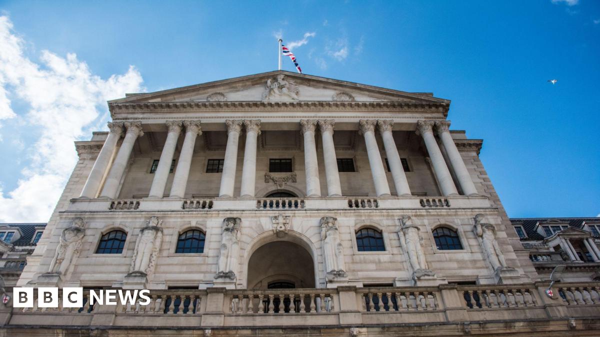 Looking up from ground level at he exterior of the Bank of England