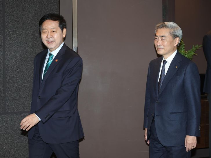 Finance Minister Koo Yoon-cheol, left, and Bank of Korea Gov. Shin Hyun-song arrive for a meeting at the Korea Federation of Banks' headquarters in Seoul, Thursday. Yonhap