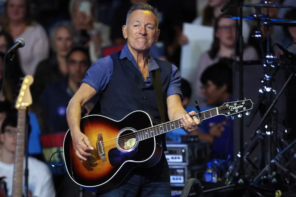 Former President Obama And Bruce Springsteen Hold Rally And Concert For Kamala Harris's Presidential Campaign In Philadelphia