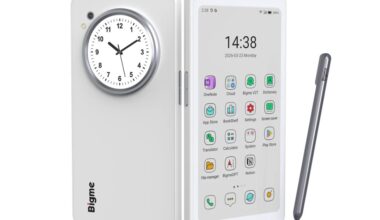 Bigme’s latest E Ink phone doubles up on screens.