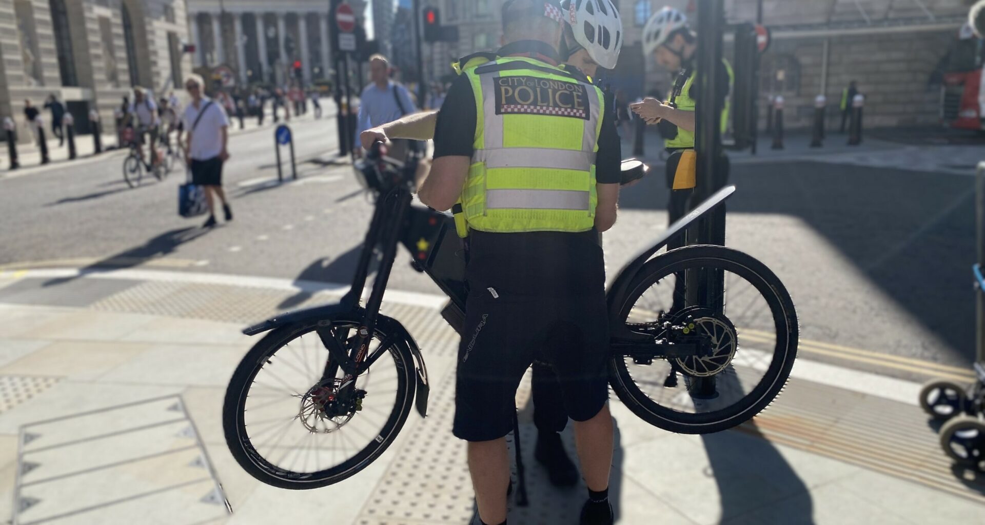 “The rules apply to everyone”: Number of London cyclists fined for jumping red lights more than doubles in a year, as police warn about endangering pedestrians “for sake of saving a few minutes” - Cycling News | Bike Reviews
