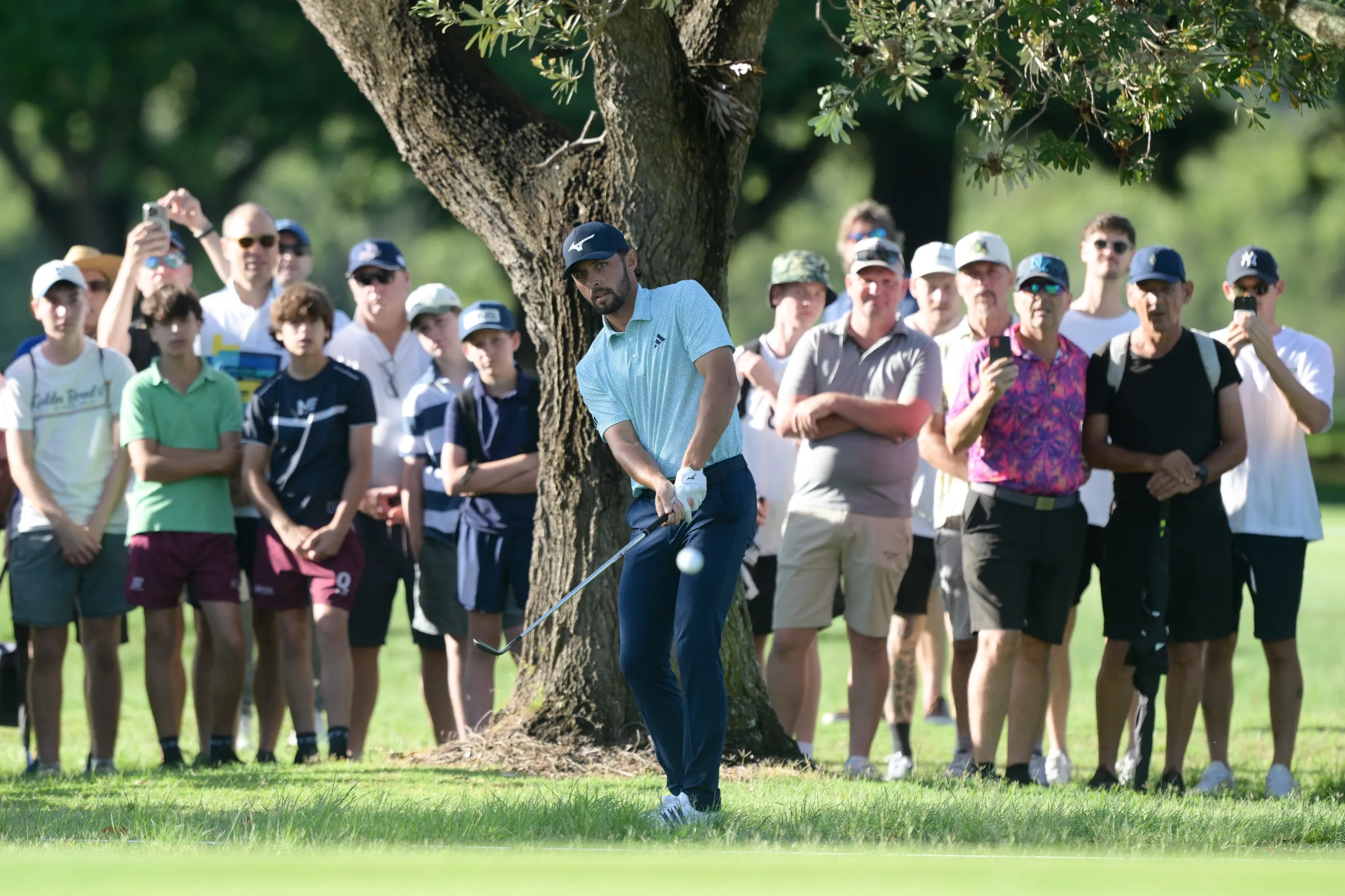 Marco Penge chips the ball on the 12th hole at the BMW Australian PGA Championship 2025.