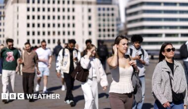 City workers enjoy the warm weather in London on 7 Apr 2026