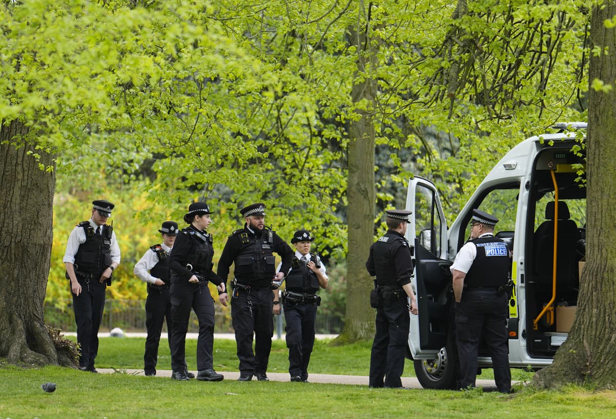 Police in protective clothing probe 'incident' at Kensington Gardens - live updates - London Evening Standard
