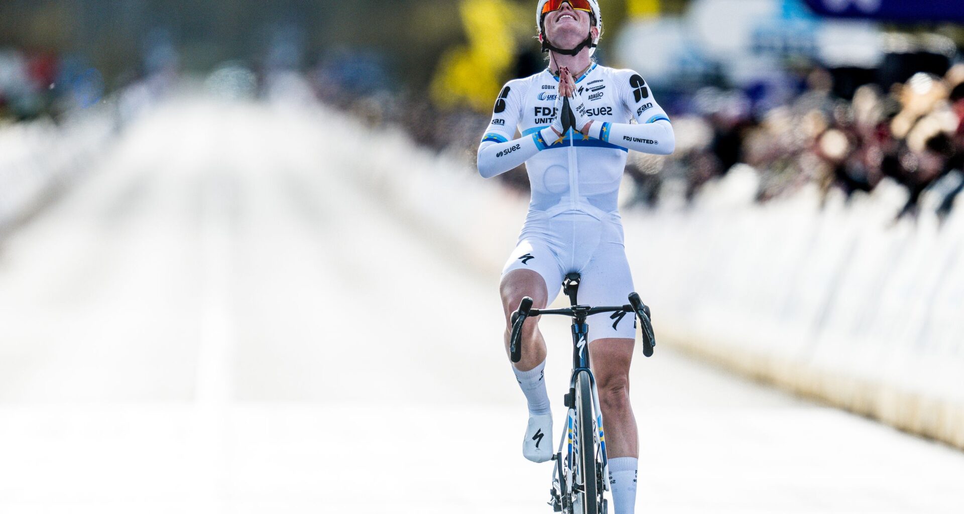 'Everybody knows somebody who is struggling' – Powered by meditation, tearful Demi Vollering embraces emotions of first Tour of Flanders triumph