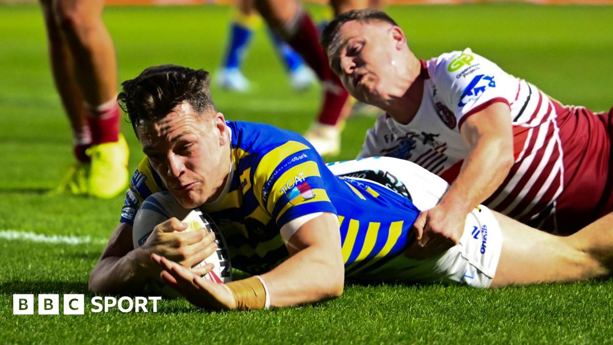 Josh Thewlis scores a try for Warrington against Wigan