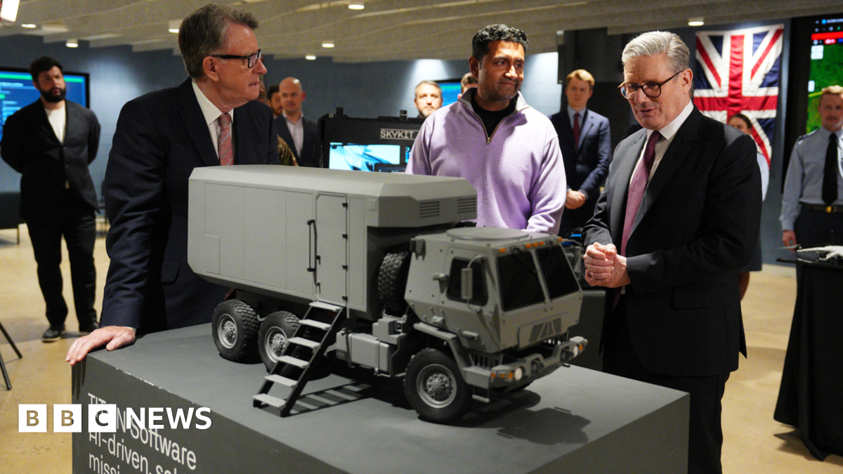 Former UK ambassador to the United States Lord Mandelson and Prime Minister Keir Starmer (R) tour Palantir Technologies headquarters with company employees and British military personnel on 27 February 2025 in Washington, DC.
