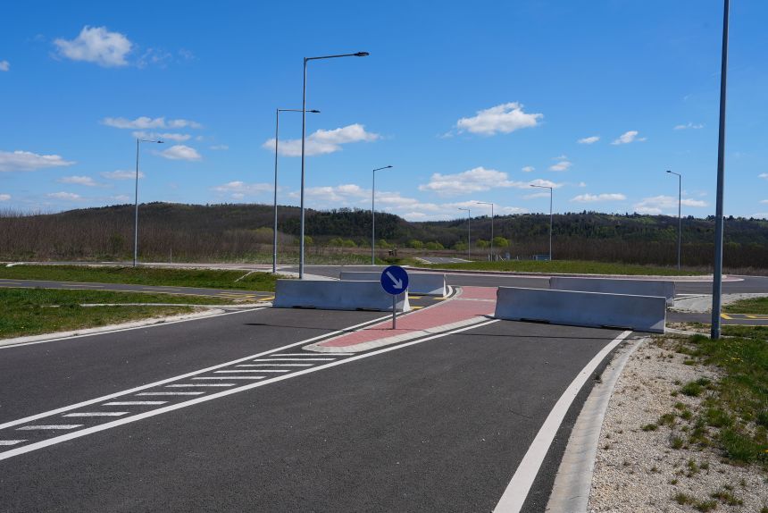 The railway that would make the roundabout useful may not be built until 2029, Atlatszo reported.