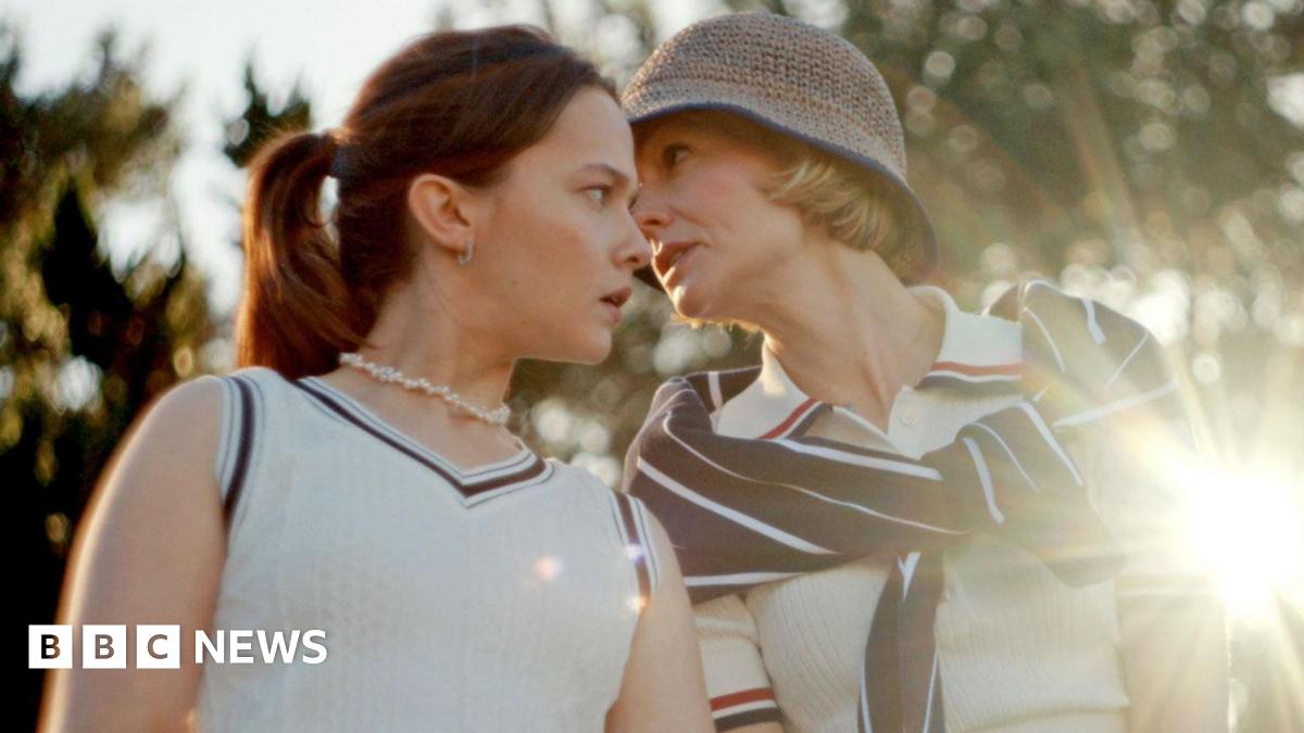 Carey Mulligan and Oscar Isaac sit together on a sofa, looking at a younger couple, played by Charles Melton and Cailee Spaeny ,who are looking at each other