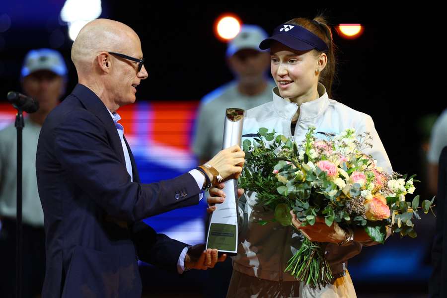 Elena Rybakina is presented with the trophy in Stuttgart