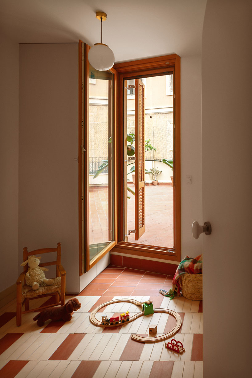 terracotta textures and burgundy accents revive narrow valencia home by piano piano - 9
