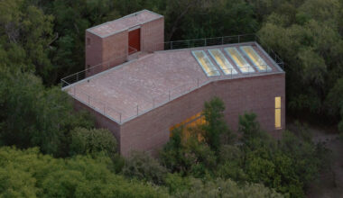 Esteras Perrote nestles Atelier Cambre in Argentinian woodland