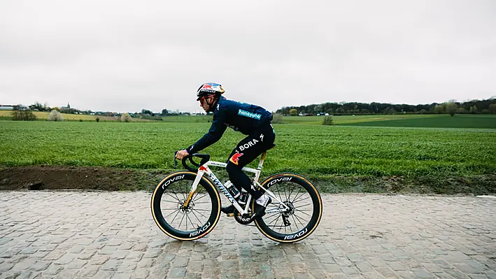 Evenepoel signs lifelong income and promotion deal with Specialized