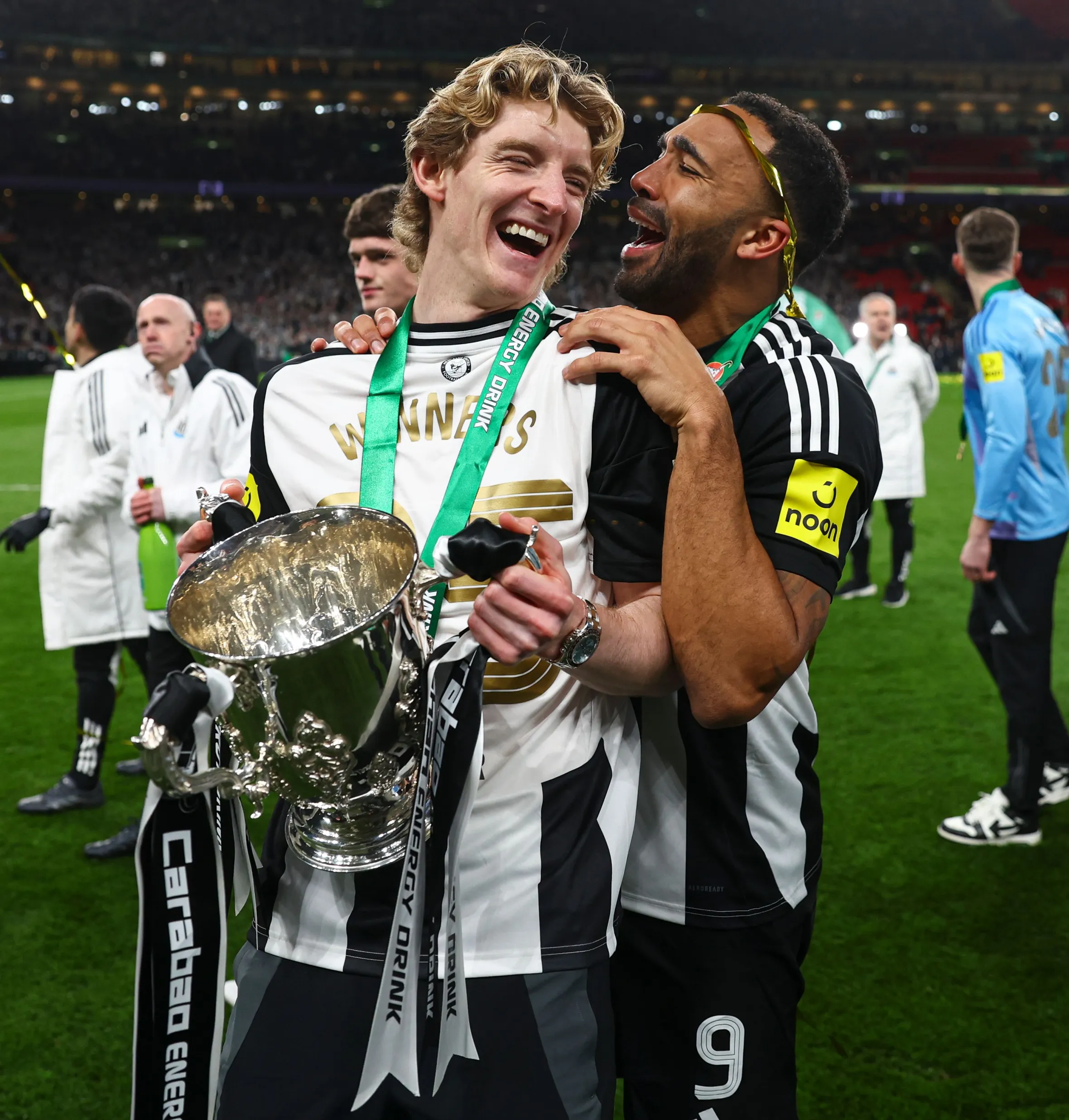 Anthony Gordon and Callum Wilson of Newcastle United celebrate with the Carabao Cup trophy.