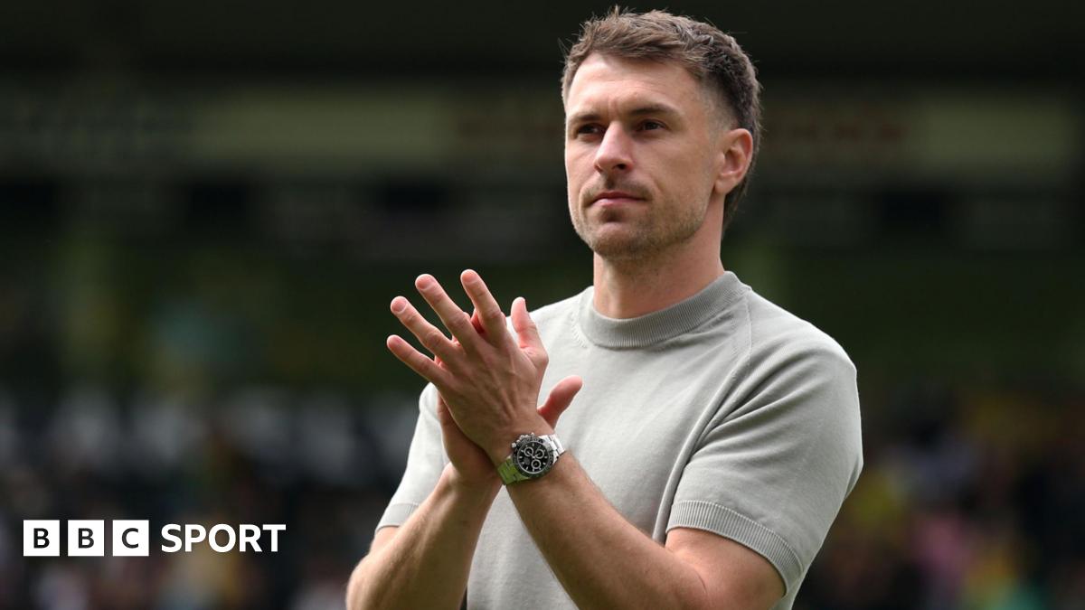 Aaron Ramsey applauds