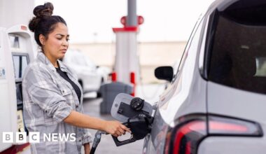 UK inflation rises after Iran war pushes up fuel prices - BBC