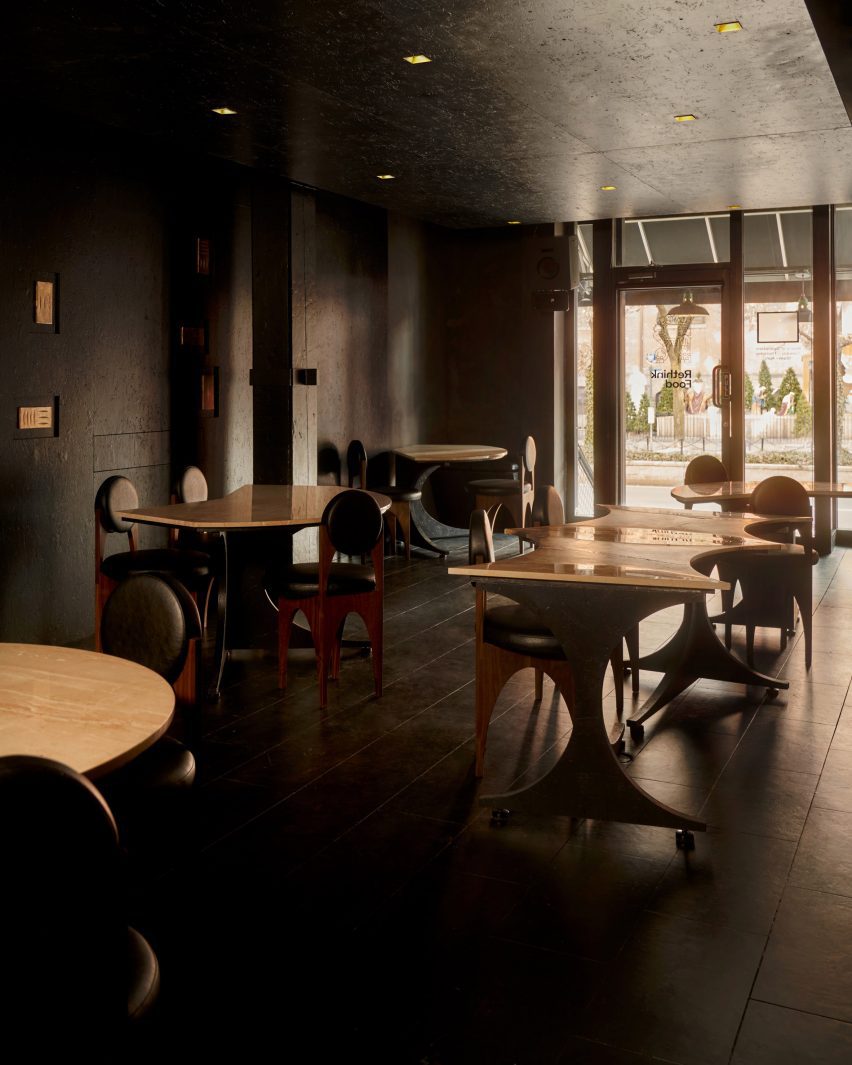 Restaurant in New York with communal table