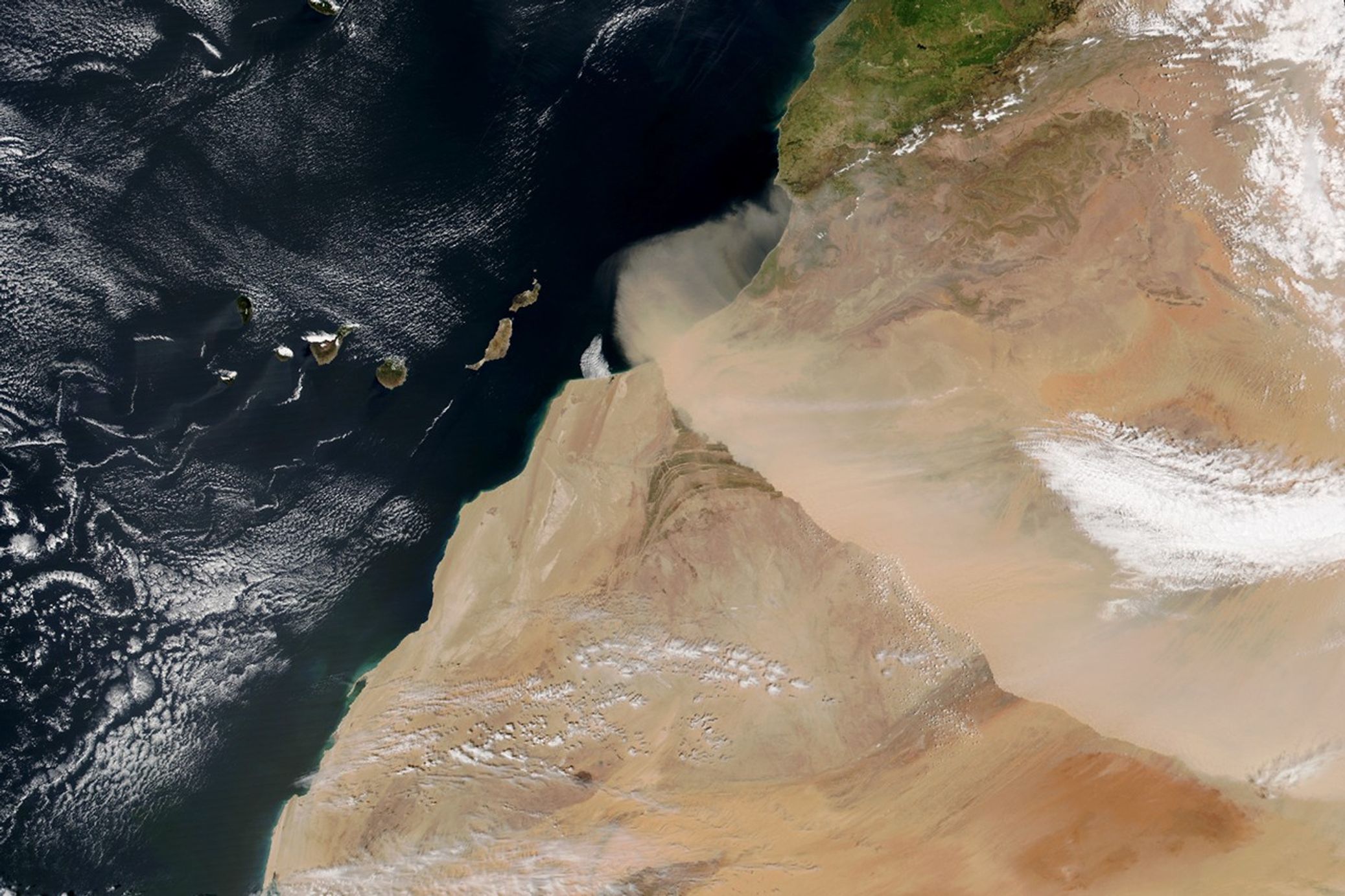 By afternoon, the plume has shifted southwest, partly extending over the Atlantic Ocean.