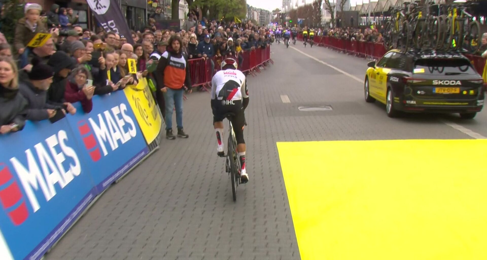 Tadej Pogacar deputy Rui Oliveira crashes during neutralised start at Tour of Flanders - 'Goodness me!' - Cycling video