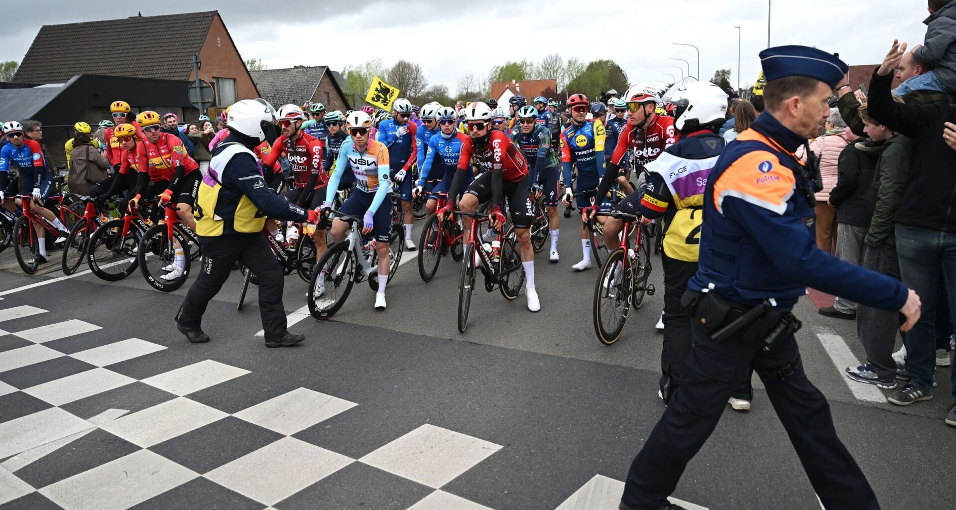 'Unprecedented' - Chaos at Tour of Flanders as train crossing splits peloton with Tadej Pogacar and Mathieu van der Poel impacted