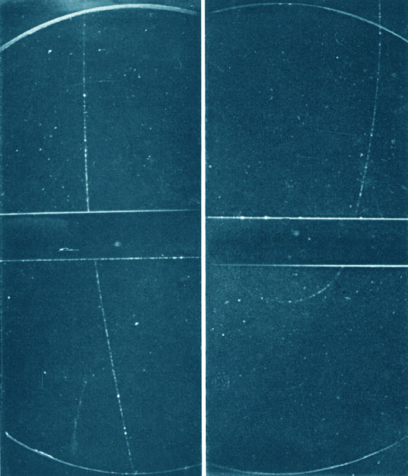A muon particle passing through lead in a cloud chamber. Image credit: Jino John 1996 / CC BY-SA 4.0.