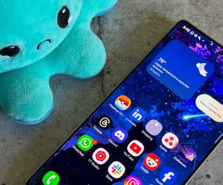 Samsung Galaxy S25 Ultra displaying a cat background next to Pusheen